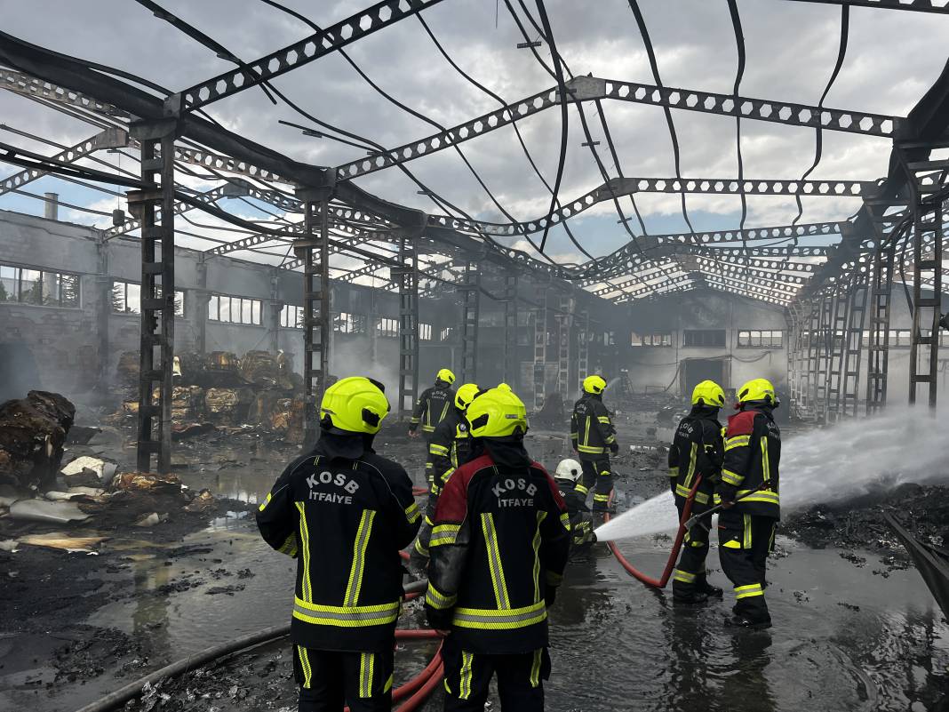 Kayseri'de sünger fabrikasında büyük yangın: Bir saatte kontrol altına alındı 28